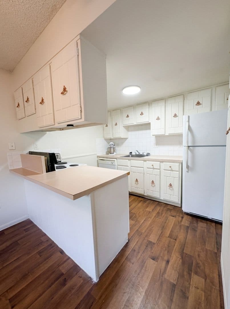 Lakewood Apartment: 915 Carr Street