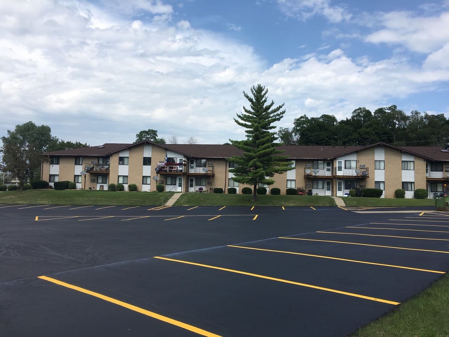 Milwaukee Apartment: 6333 N Denmark St