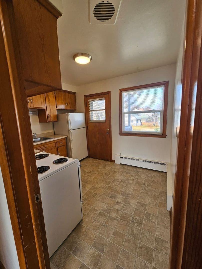 Milwaukee Apartment: 6713 W Bluemound Rd, Wauwatosa WI 53213
