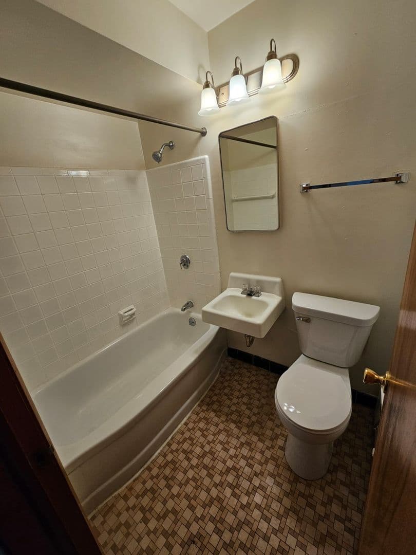 Milwaukee Apartment: 6713 W Bluemound Rd, Wauwatosa WI 53213