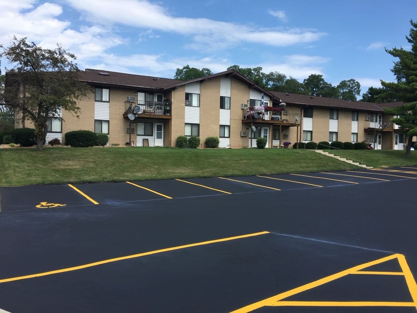 Milwaukee Apartment: 6333 N Denmark St