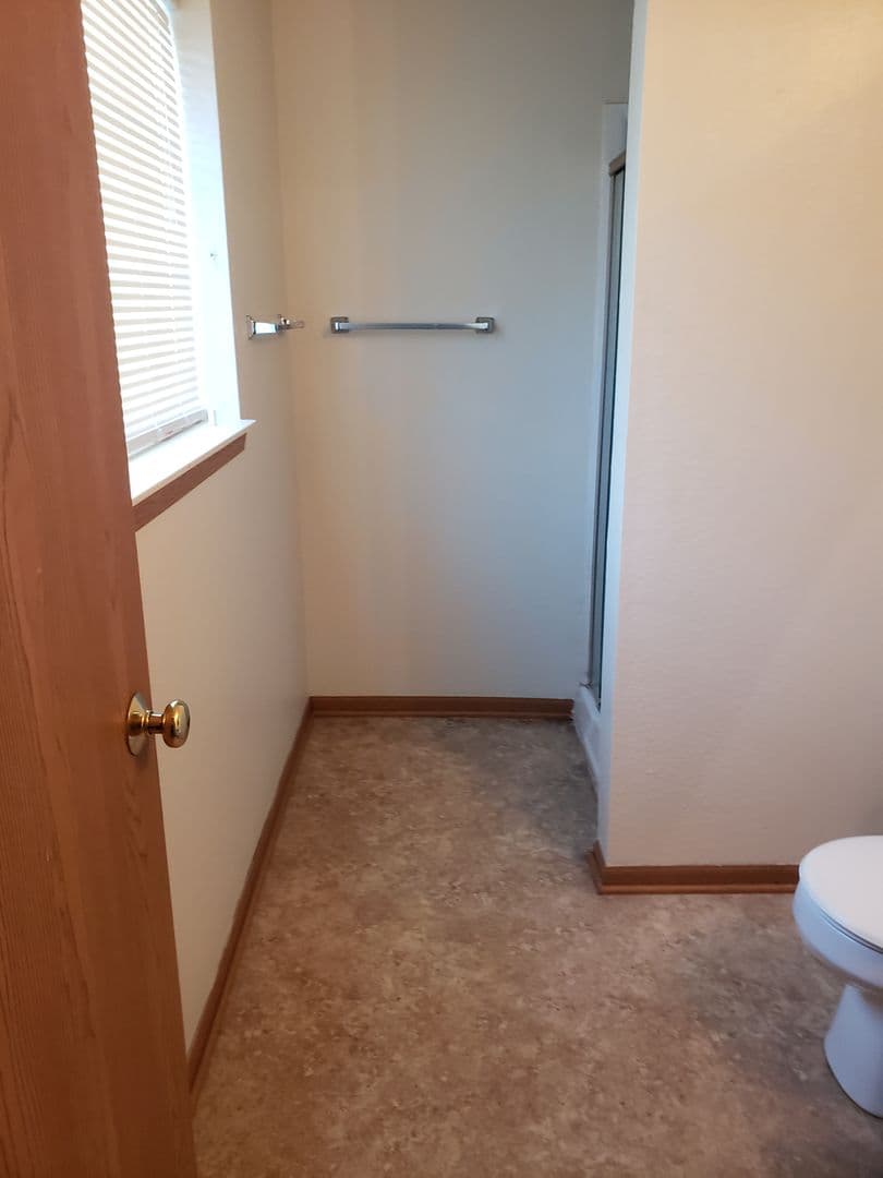 Butler Apartment: 12815 W Hampton Ave