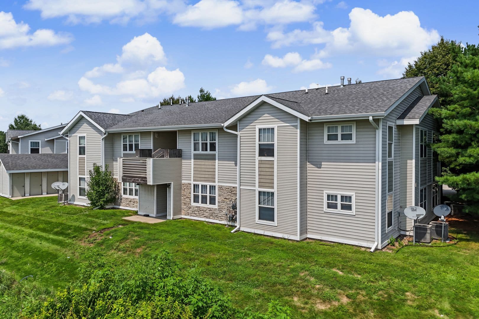 Des Moines Apartment: 2000 Meadow Chase Ln