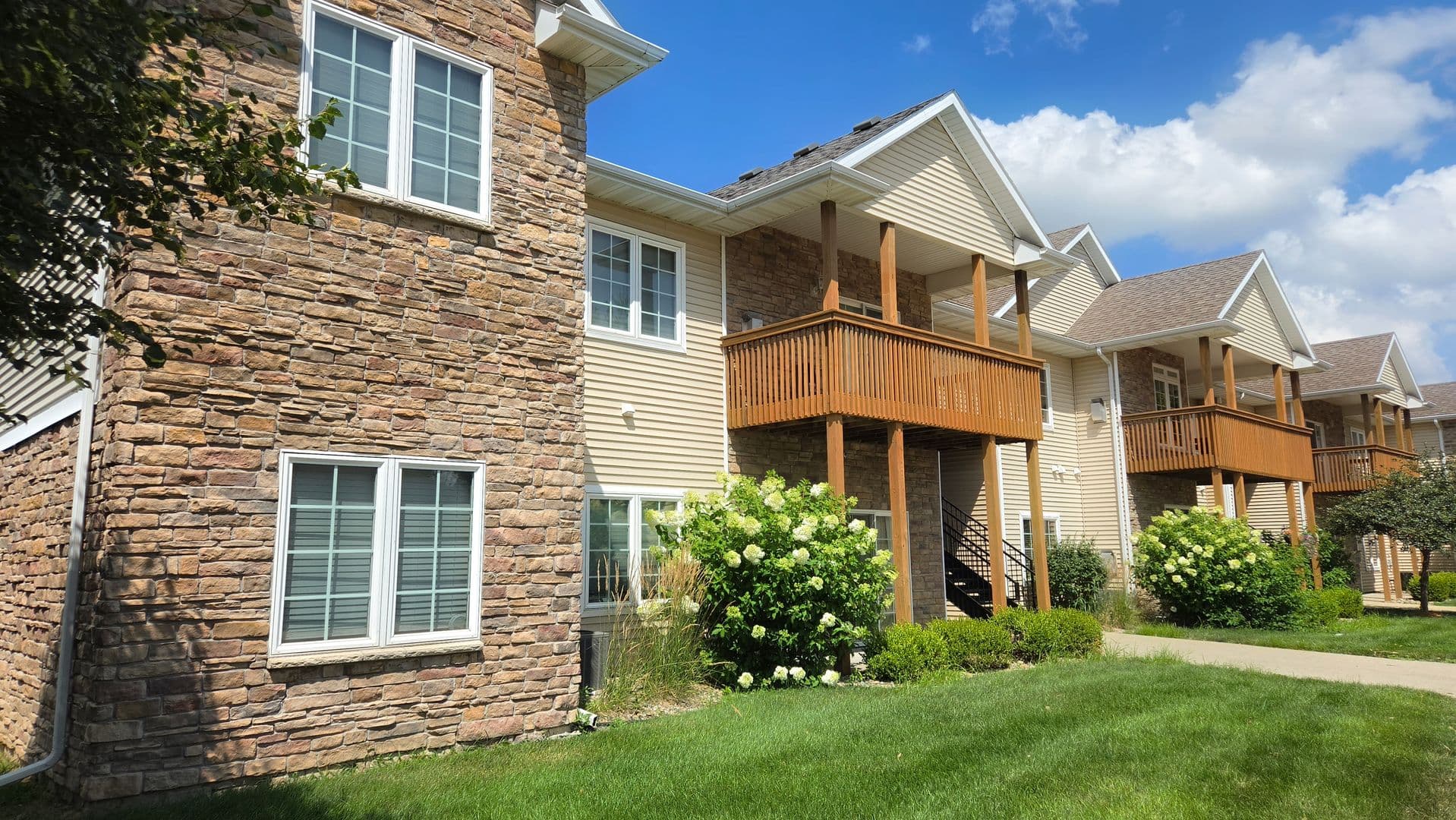 Des Moines Apartment: 2000 Meadow Ct