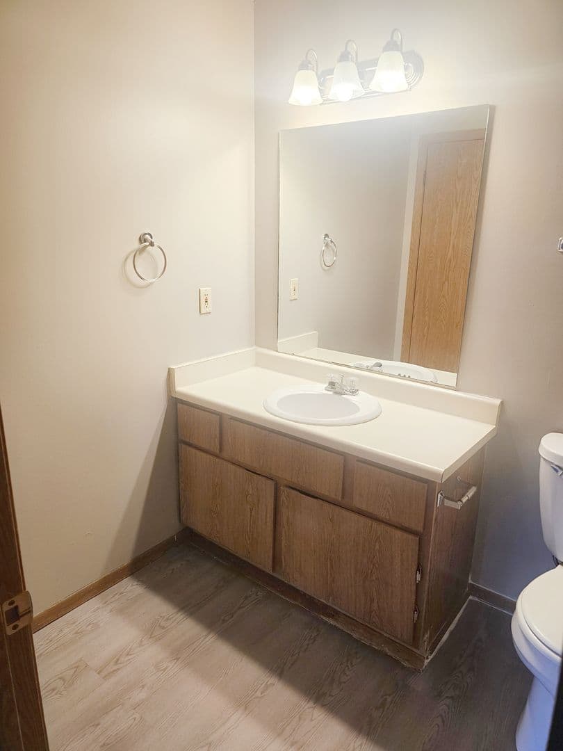 Newton Apartment: 500-510 E 17th St S