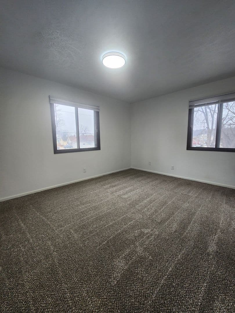 Council Bluffs Apartment: 207 Frank Street