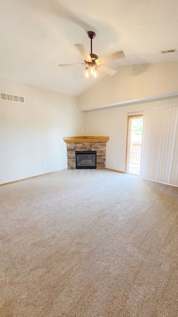 Des Moines Apartment: 2000 Meadow Ct