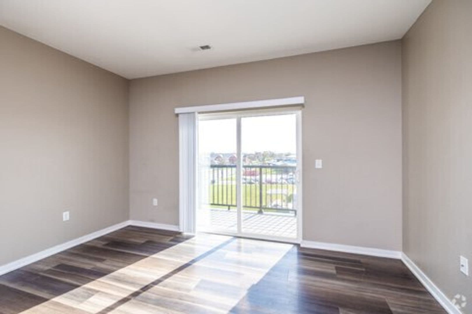 Newton Apartment: 320 W 3rd St N