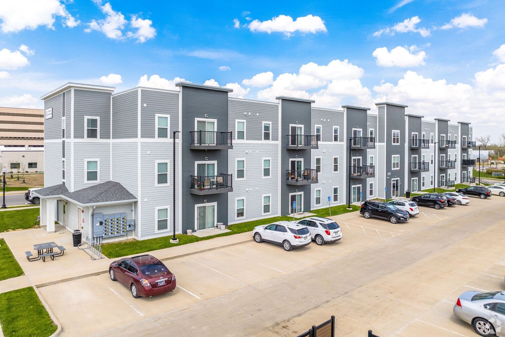 Newton Apartment: 320 W 3rd St N