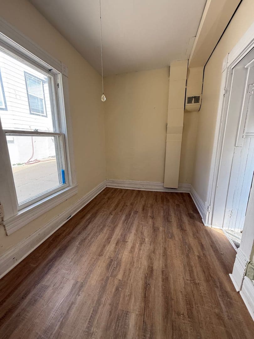 Omaha Apartment: 618 N 40th St