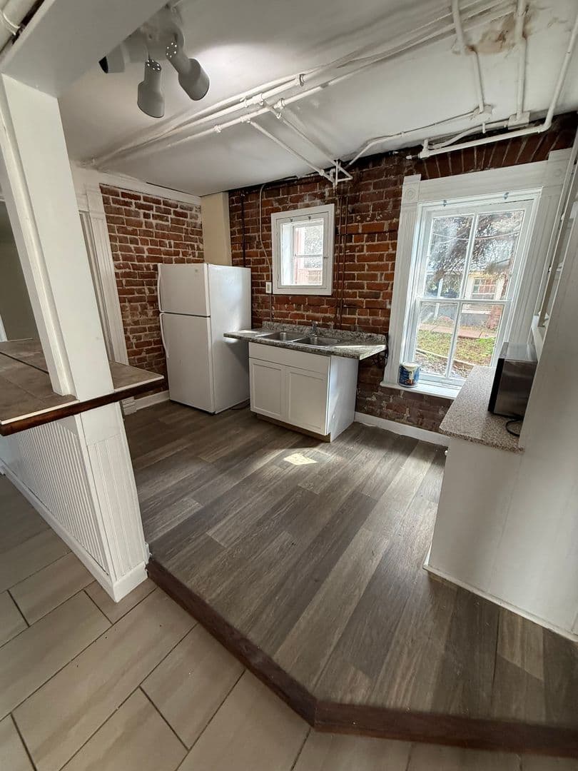 Omaha Apartment: 618 N 40th St