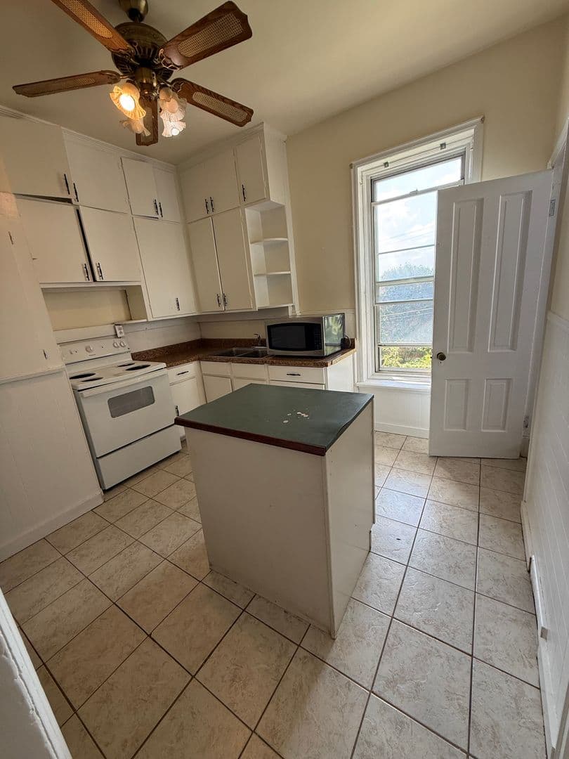 Omaha Apartment: 618 N 40th St