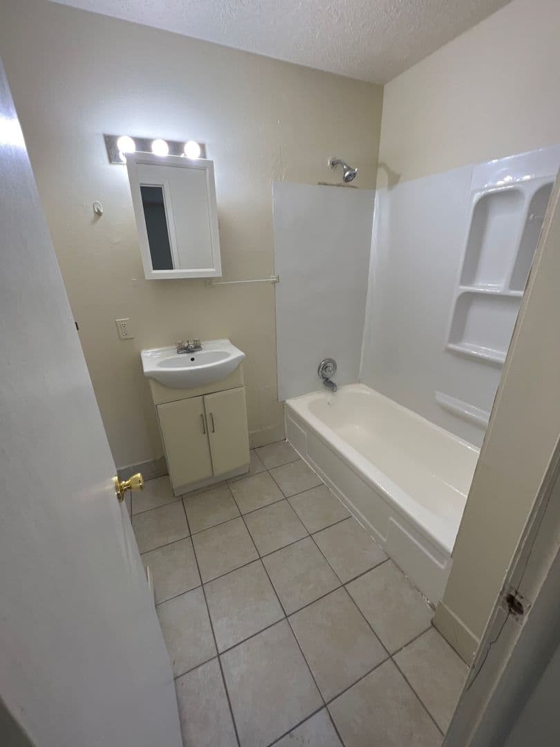 Ankeny Apartment: 206, 210, 214, 218 NW State St