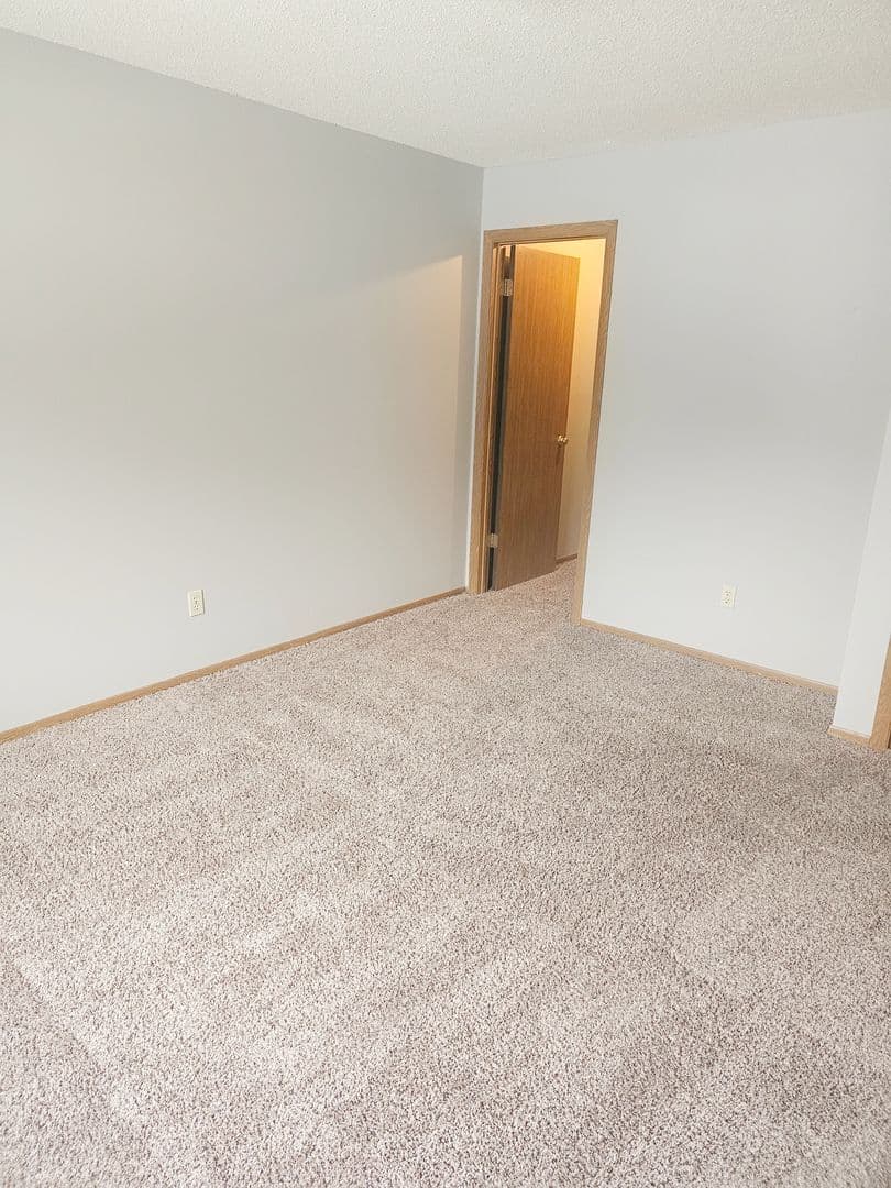 Newton Apartment: 500-510 E 17th St S