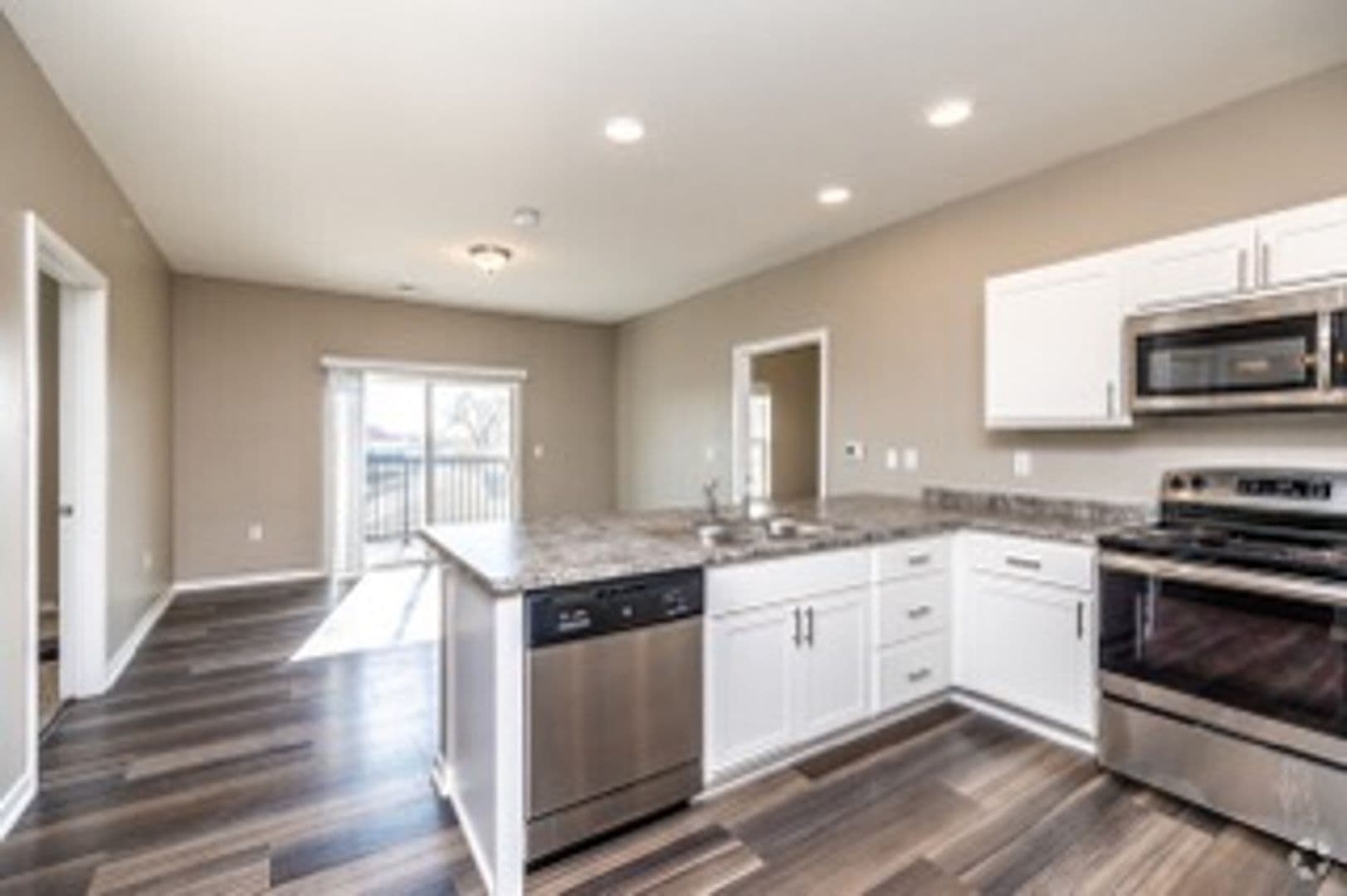 Newton Apartment: 320 W 3rd St N