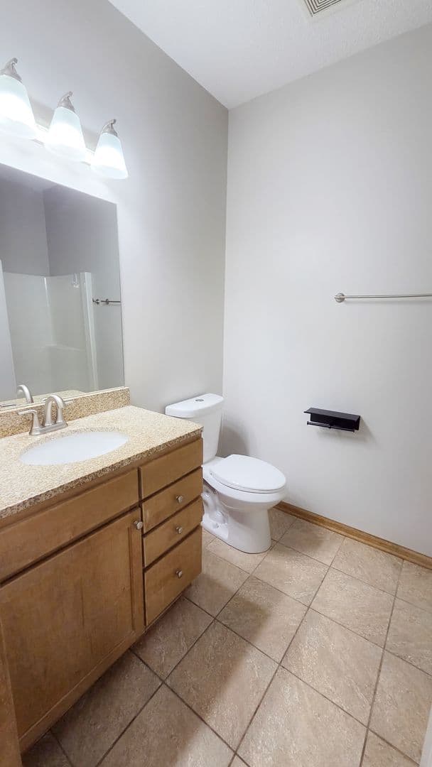 Des Moines Apartment: 2000 Meadow Ct