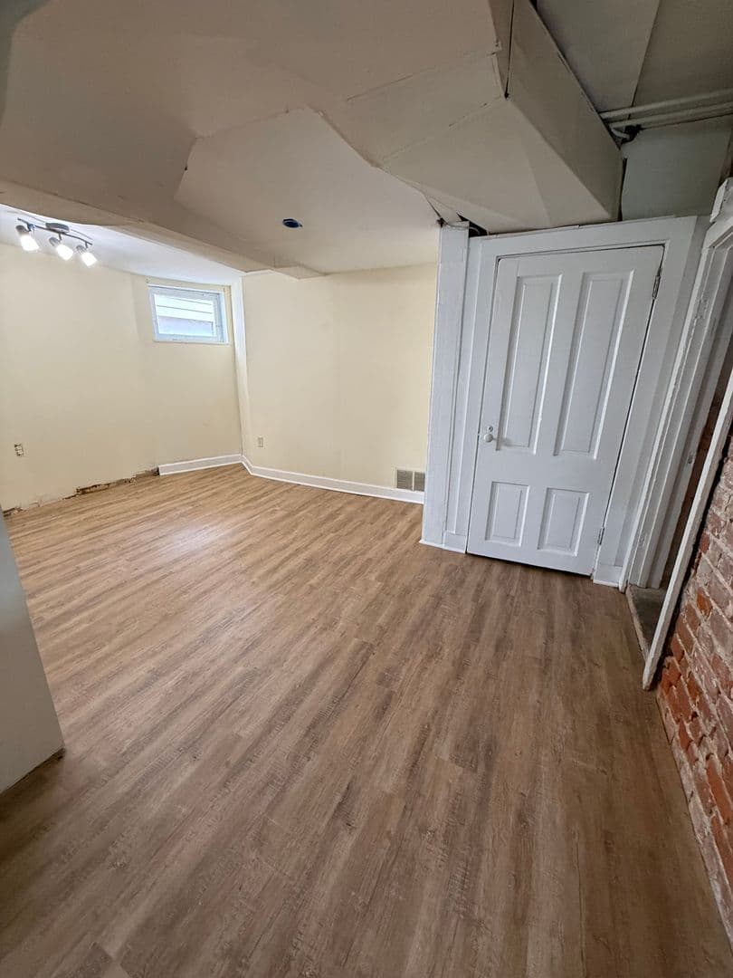 Omaha Apartment: 618 N 40th St