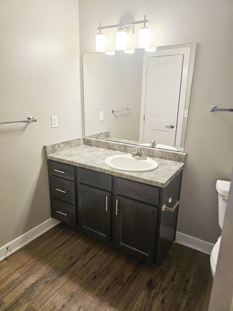 Newton Apartment: 500-510 E 17th St S