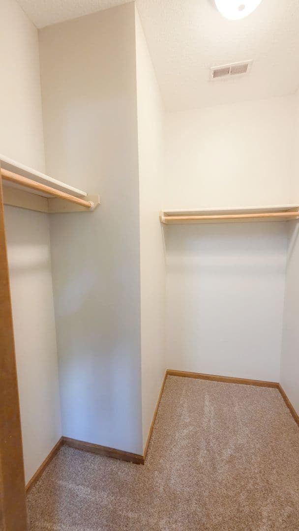 Des Moines Apartment: 2000 Meadow Ct