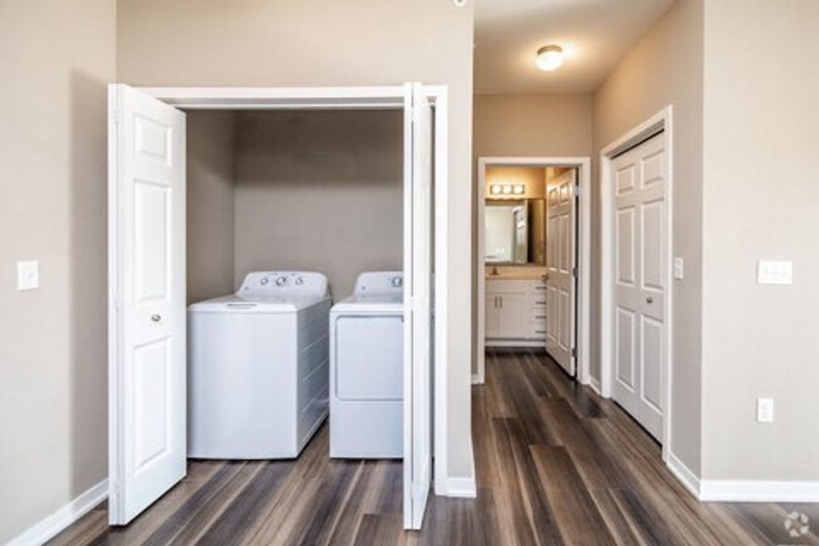 Newton Apartment: 320 W 3rd St N