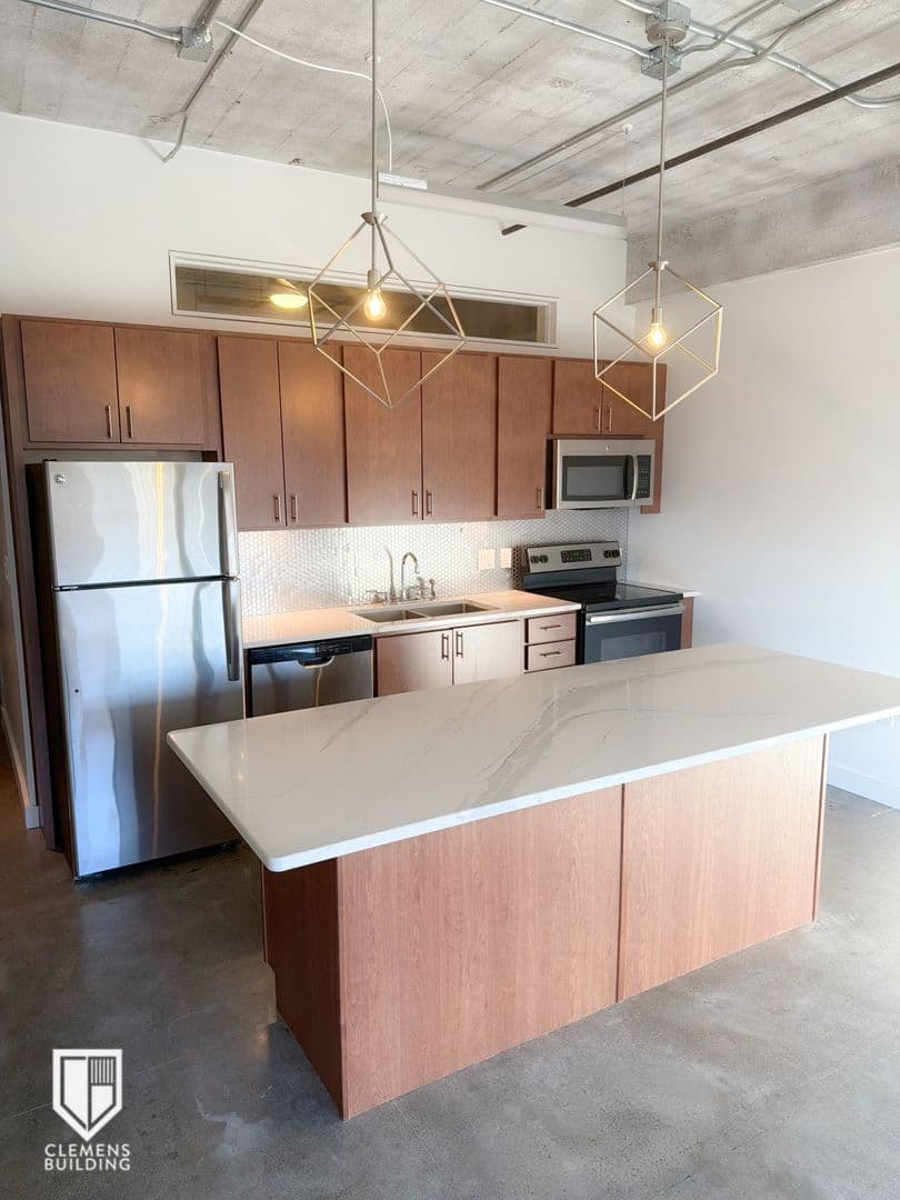 Des Moines Apartment: 200 10th St, Des Moines, IA