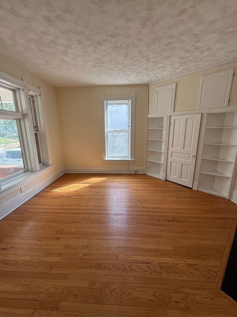 Omaha Apartment: 618 N 40th St