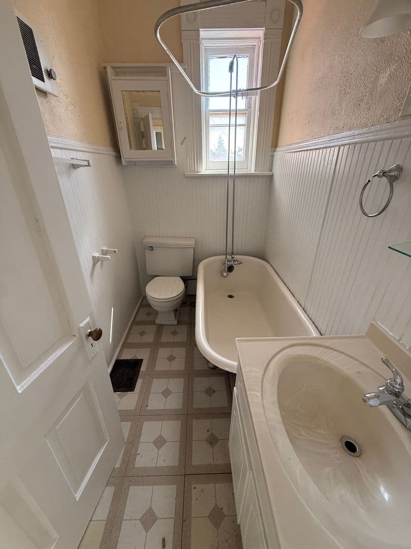 Omaha Apartment: 618 N 40th St