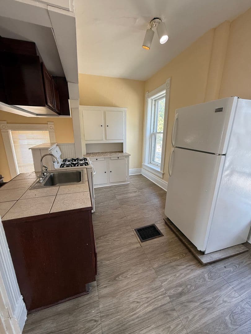 Omaha Apartment: 618 N 40th St