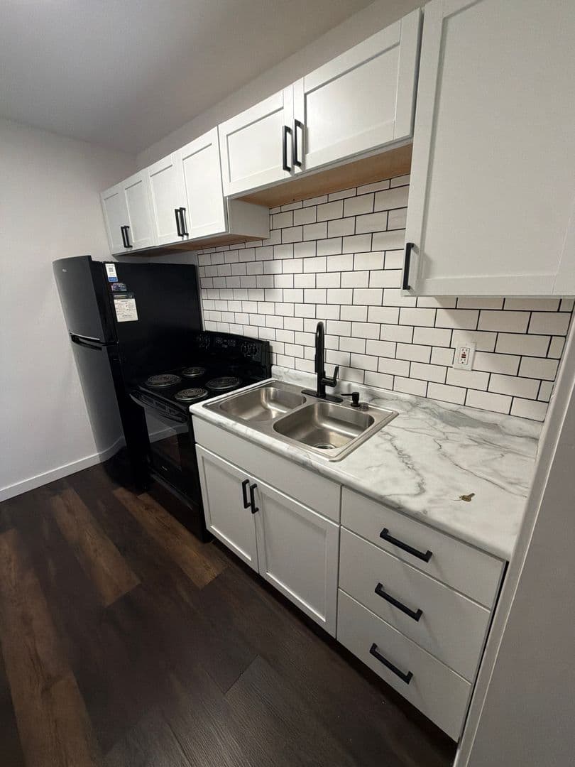 Des Moines Apartment: 3000,3020,3040 & 3120 Douglas Ave