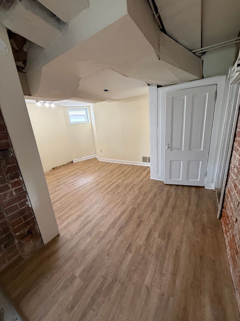 Omaha Apartment: 618 N 40th St