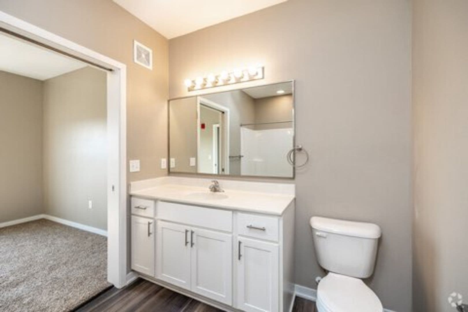Newton Apartment: 320 W 3rd St N