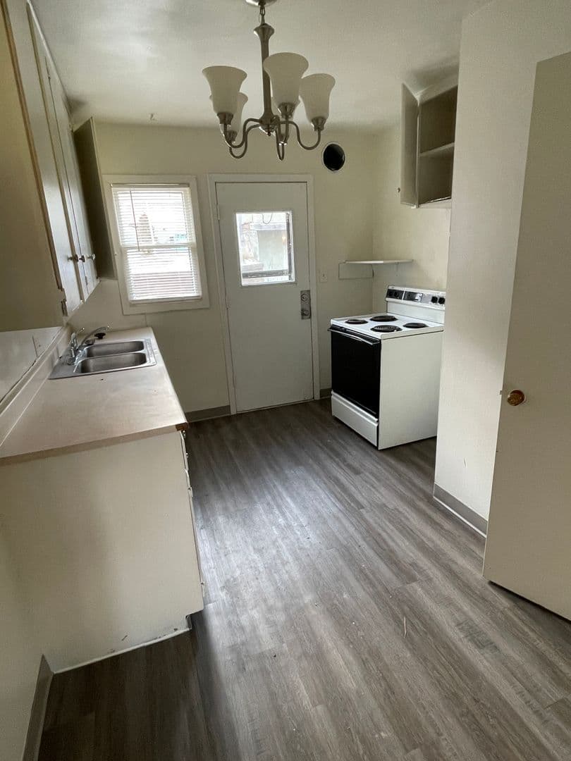 Council Bluffs Apartment: 130 Nicholas St