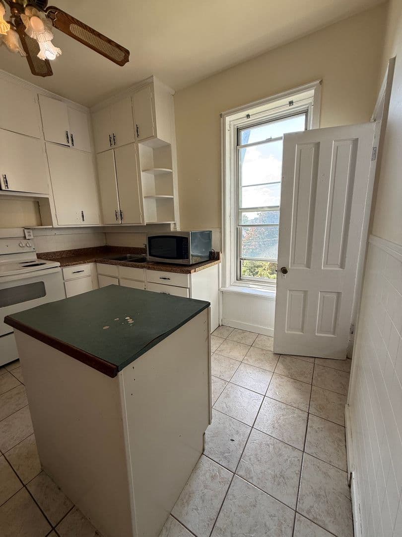 Omaha Apartment: 618 N 40th St