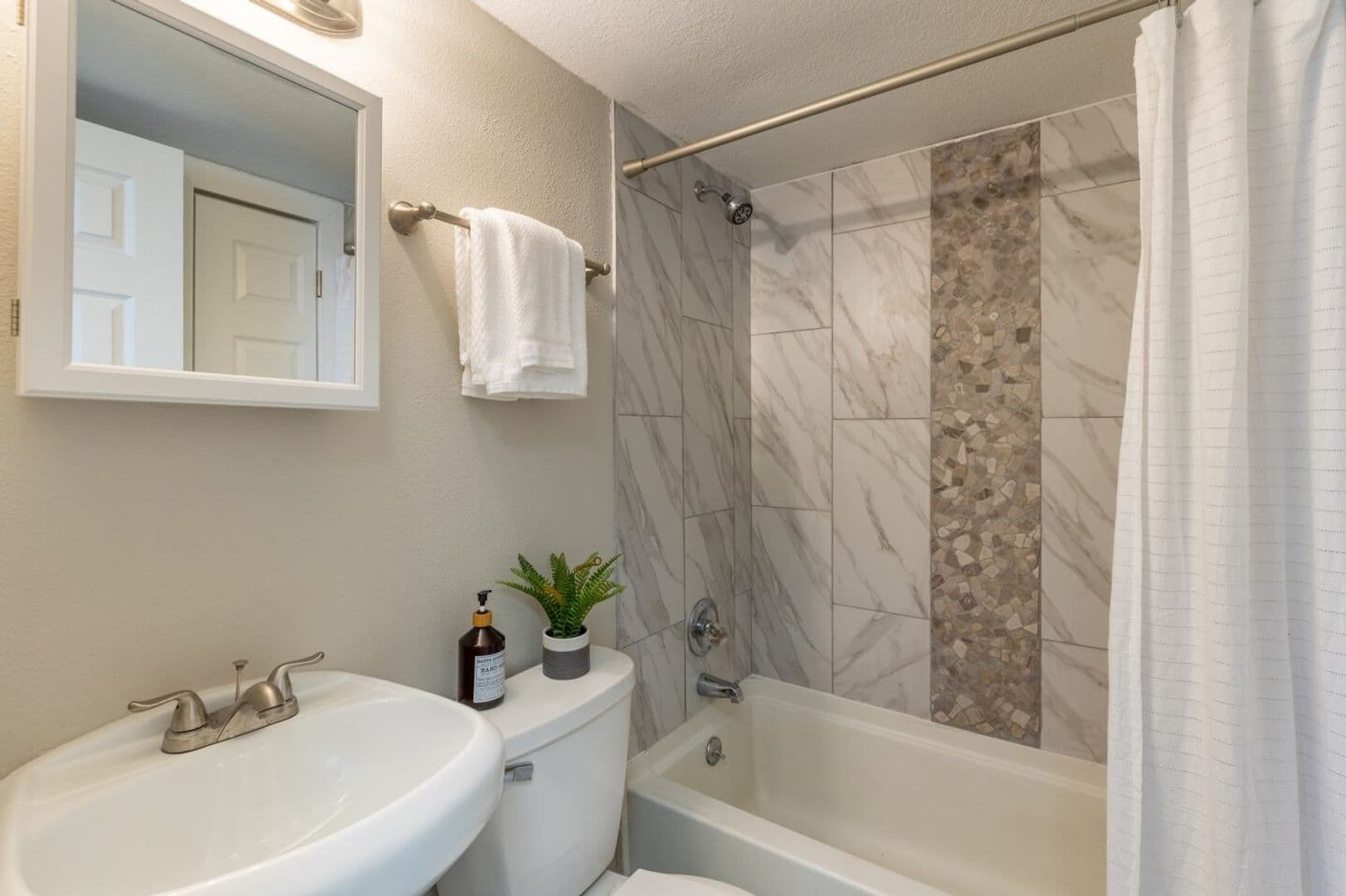 Des Moines Apartment: 3712 SE 14th St