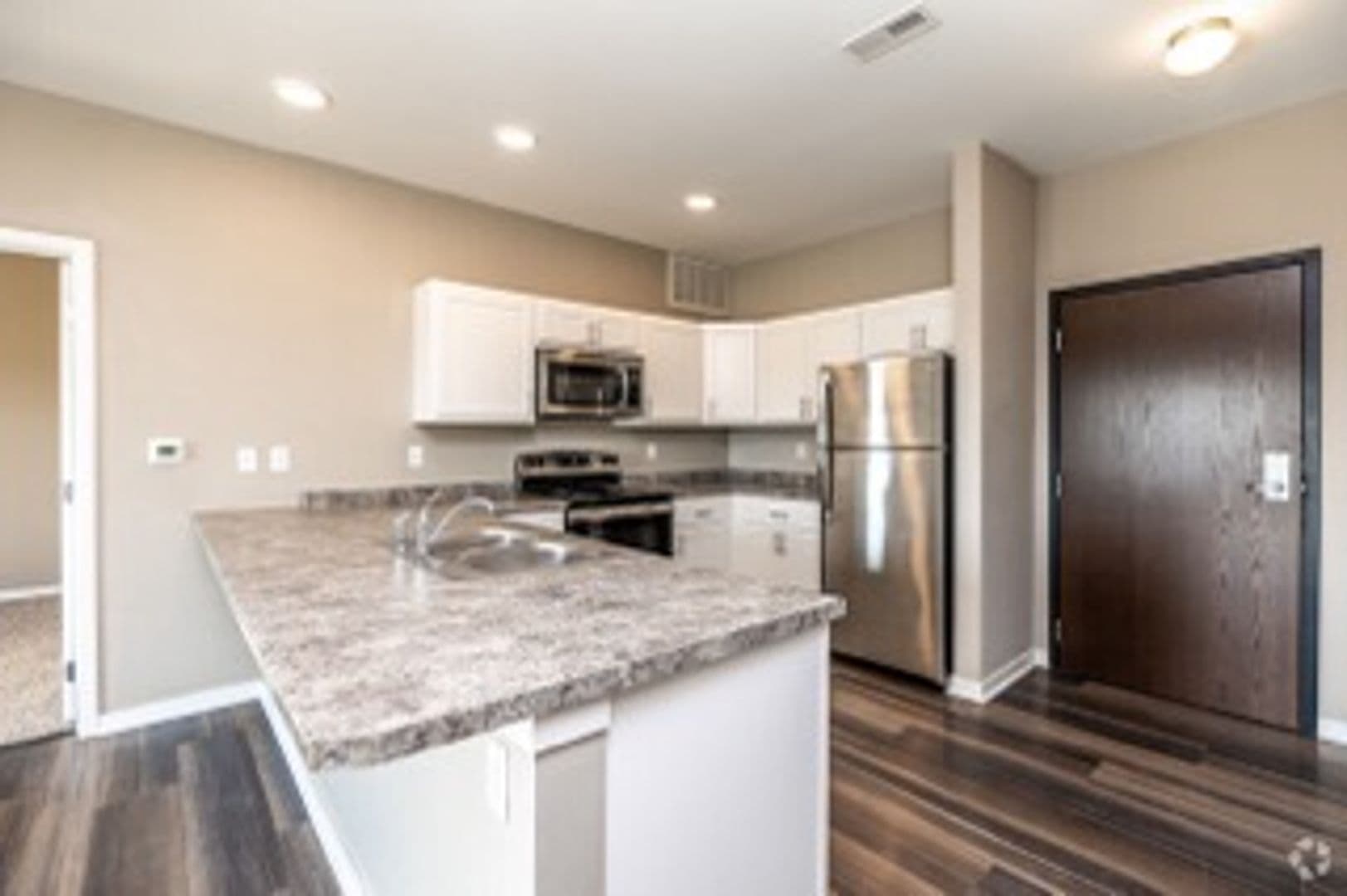 Newton Apartment: 320 W 3rd St N