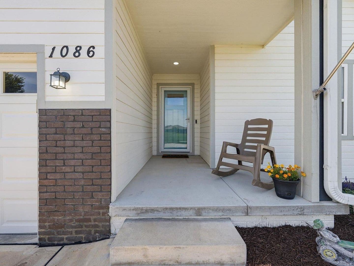 Council Bluffs House: 1086 Deveron Dr