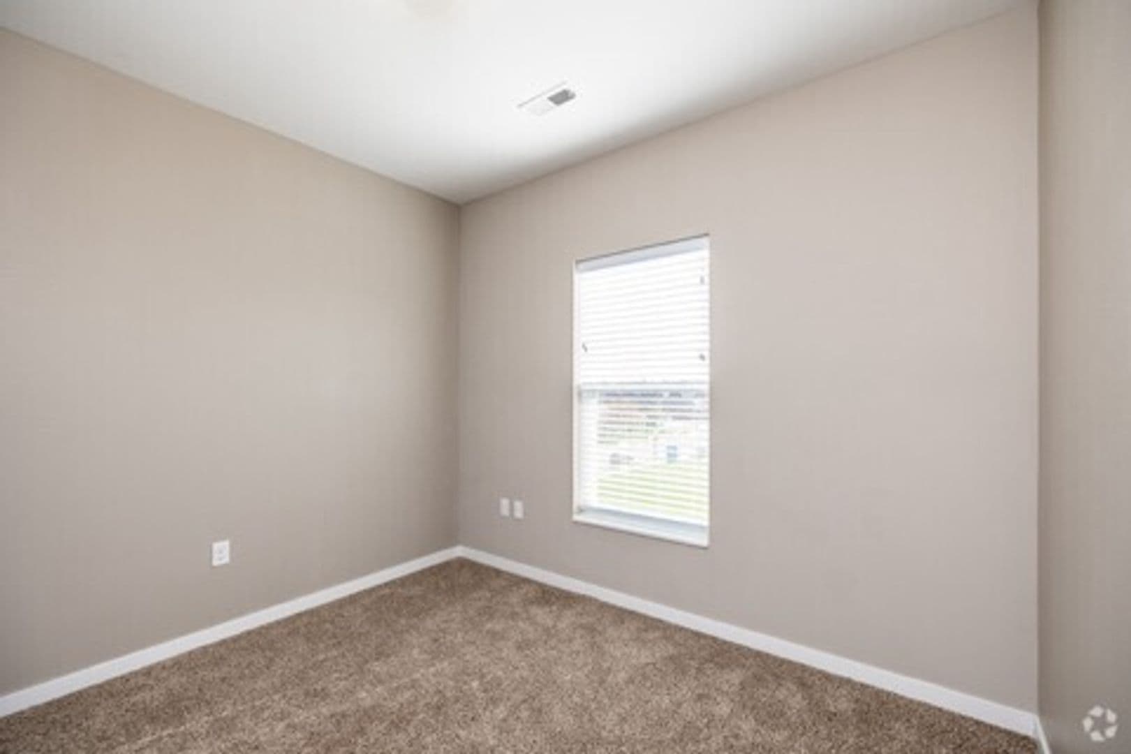 Newton Apartment: 320 W 3rd St N