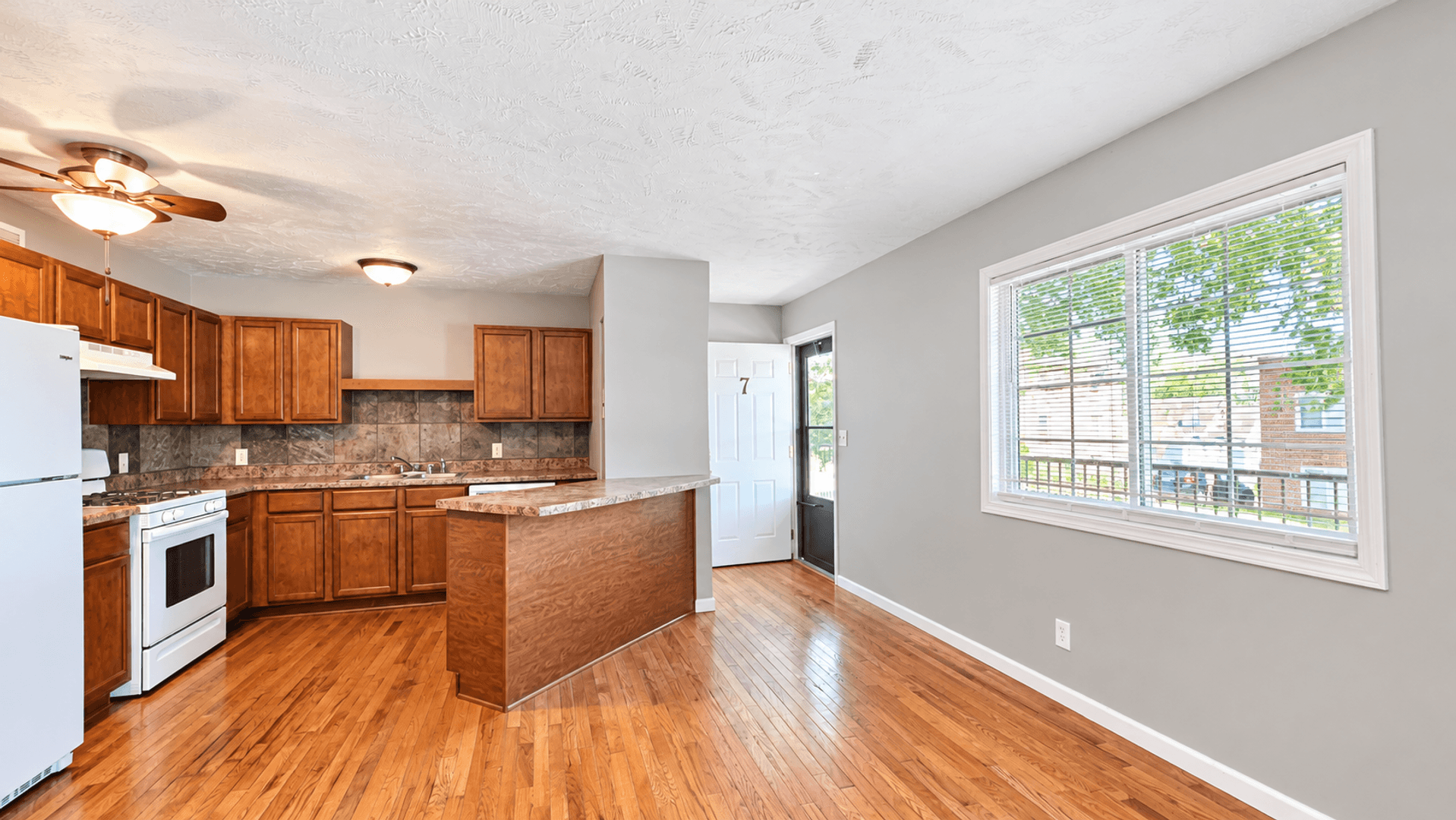 Omaha Apartment: 620 S 35th St