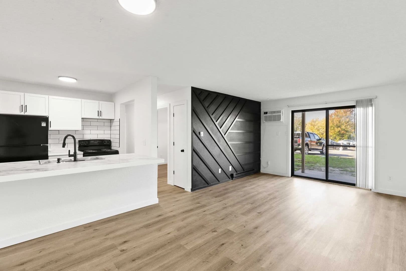 Des Moines Apartment: 3913 Hubbell Avenue