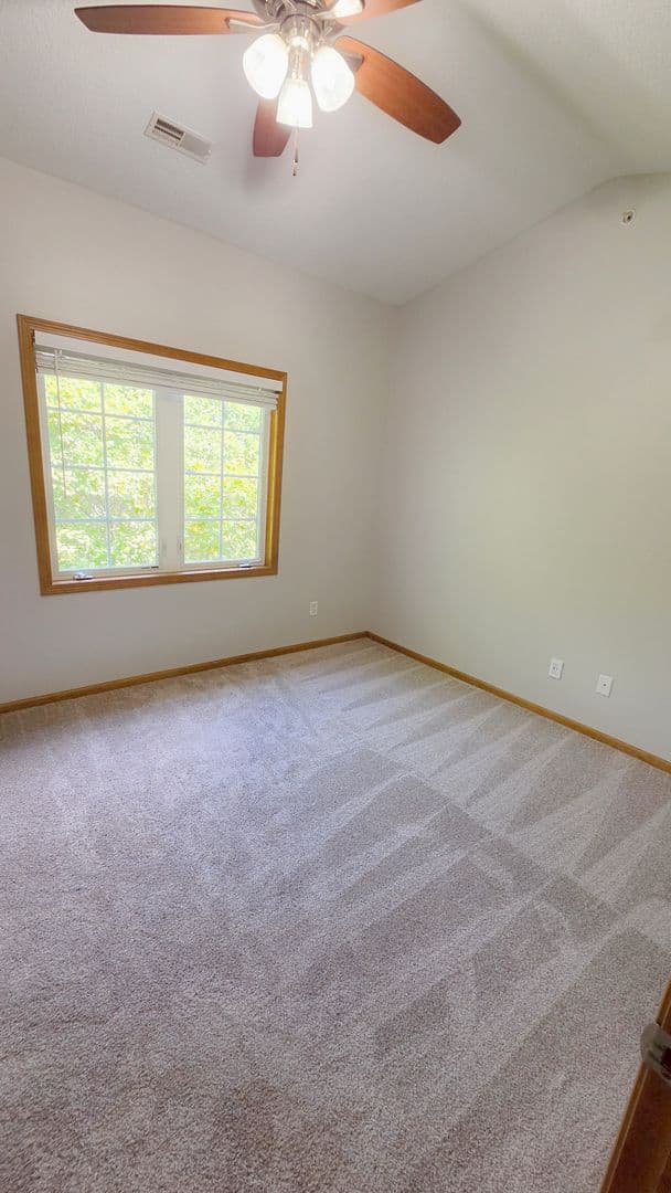 Des Moines Apartment: 2000 Meadow Ct