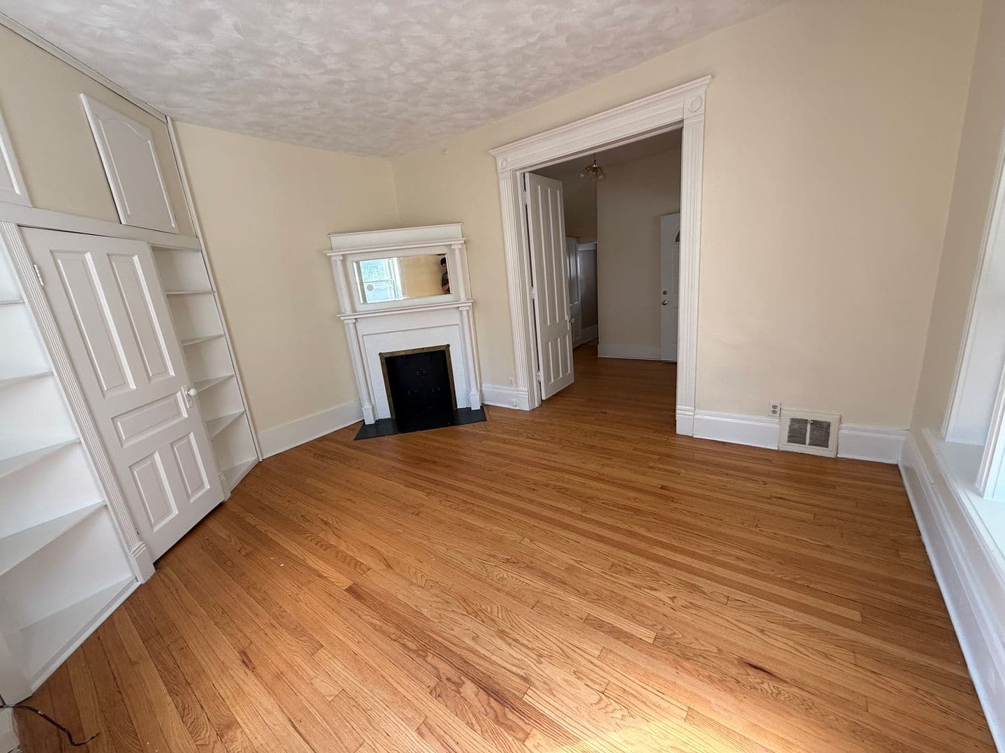 Omaha Apartment: 618 N 40th St