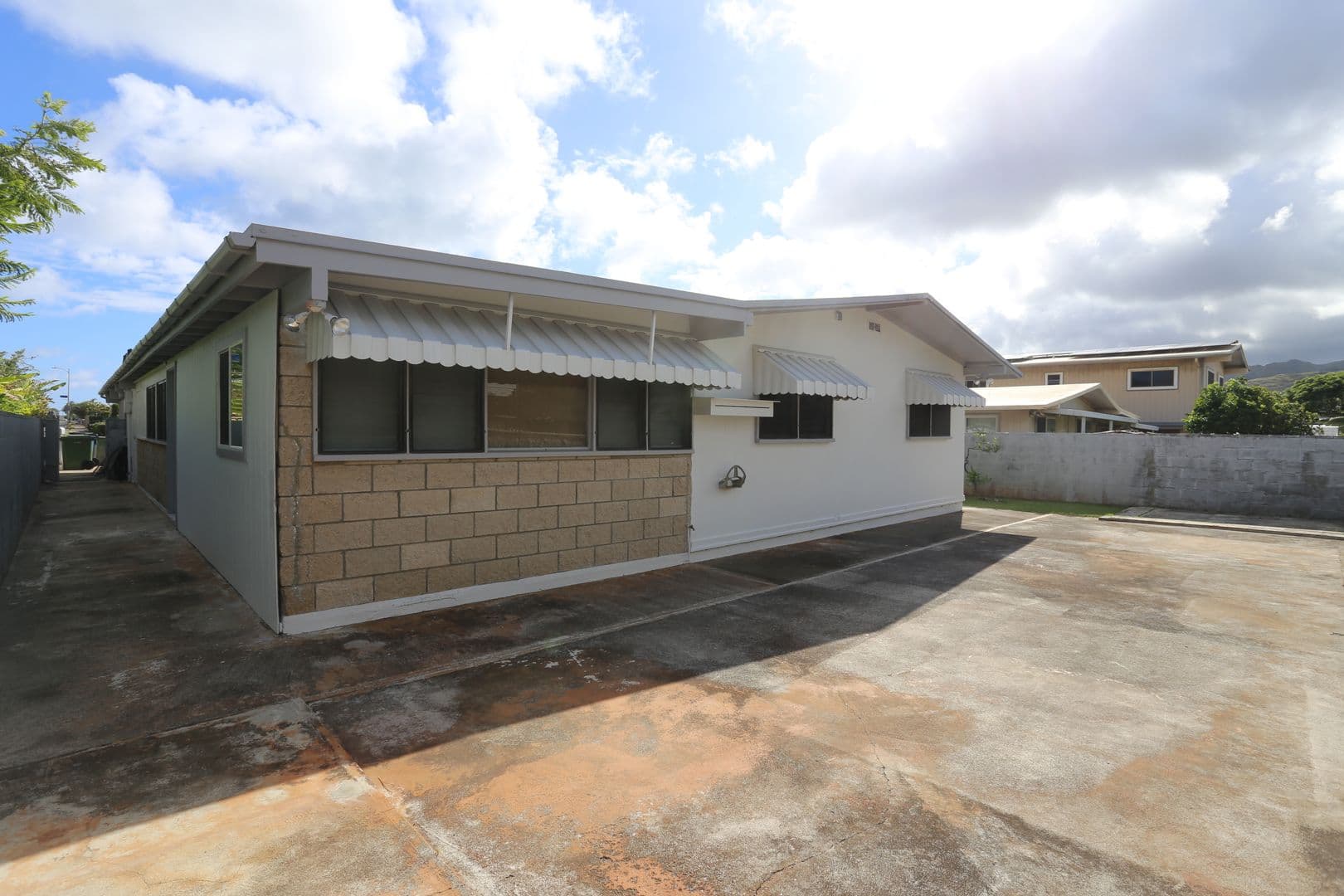 Honolulu House: 569 Kaumakani Street