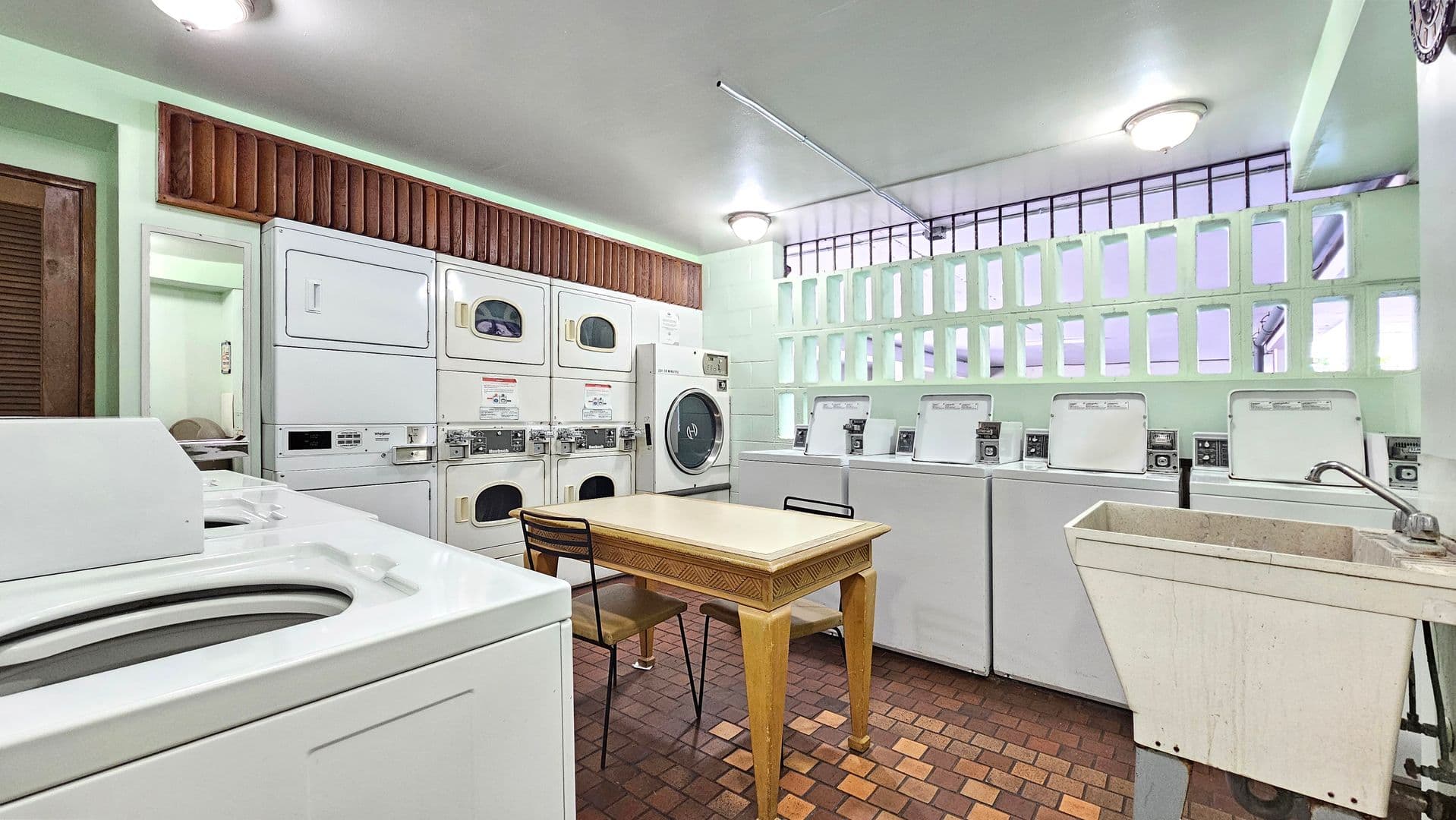 Honolulu Condo: 1541 Dominis St., #805