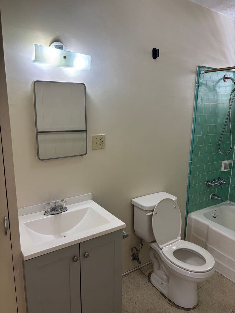 Honolulu Condo: 1249 Matlock Ave., #F