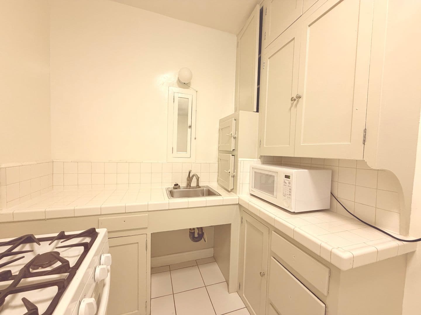 Culver City Apartment: 4049 Madison Ave