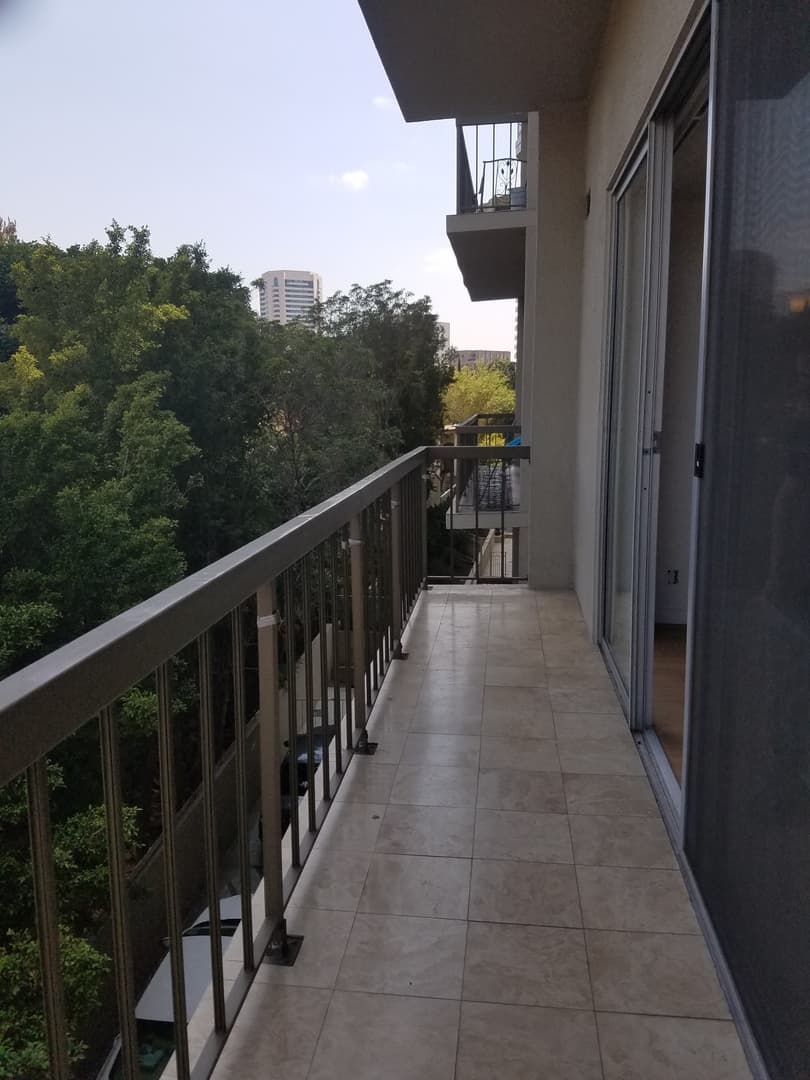 Los Angeles House: 10747 Wilshire Blvd