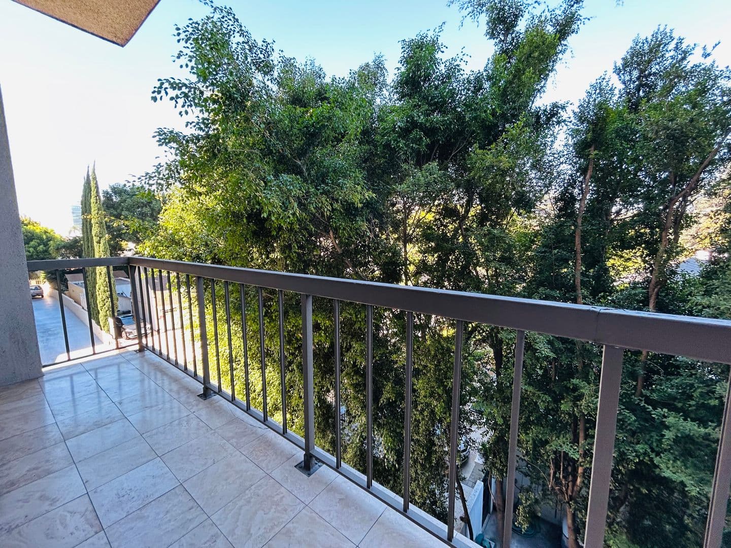 Los Angeles House: 10747 Wilshire Blvd