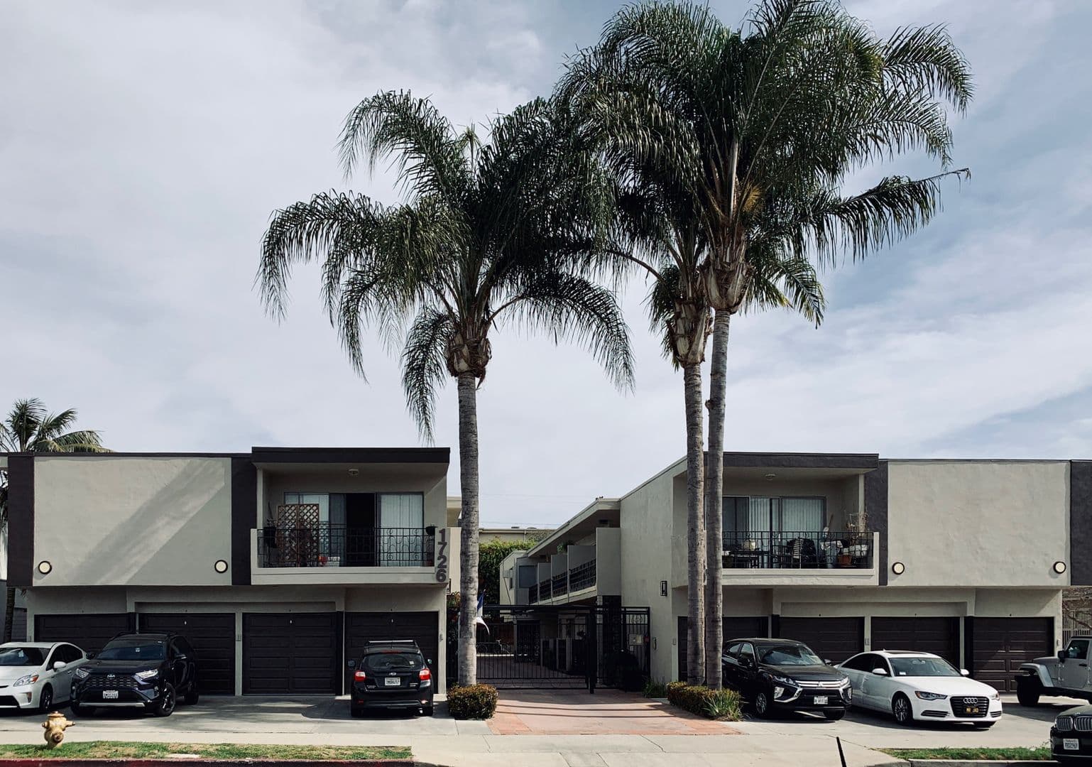 Los Angeles Apartment: 1726 Barrington Ave