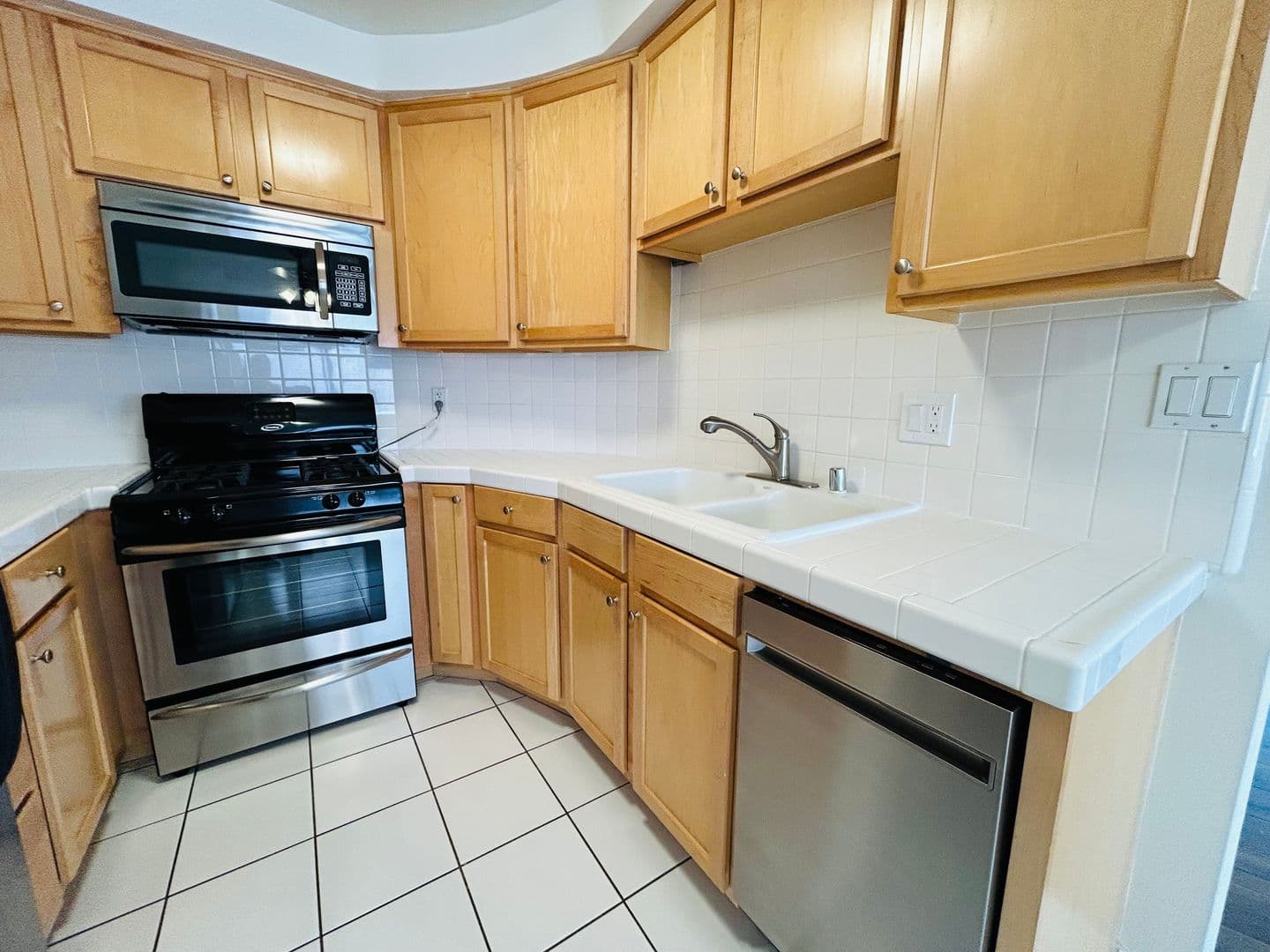 Los Angeles Apartment: 10394 Rochester Ave