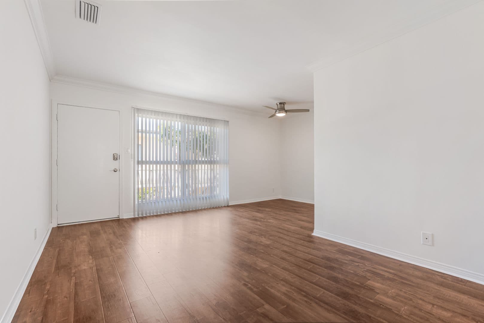 Los Angeles Apartment: 3940 Inglewood Blvd